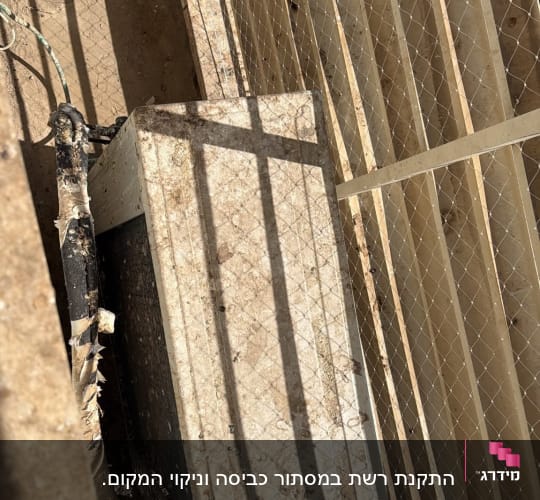 התקנת רשת נגד יונים במסתור כביסה עם מנוע מזגן